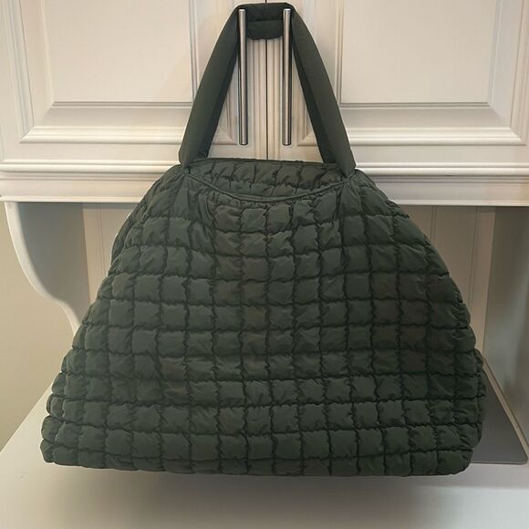 Neoprene Quilted Weekender Bag - Picture 4 of 9